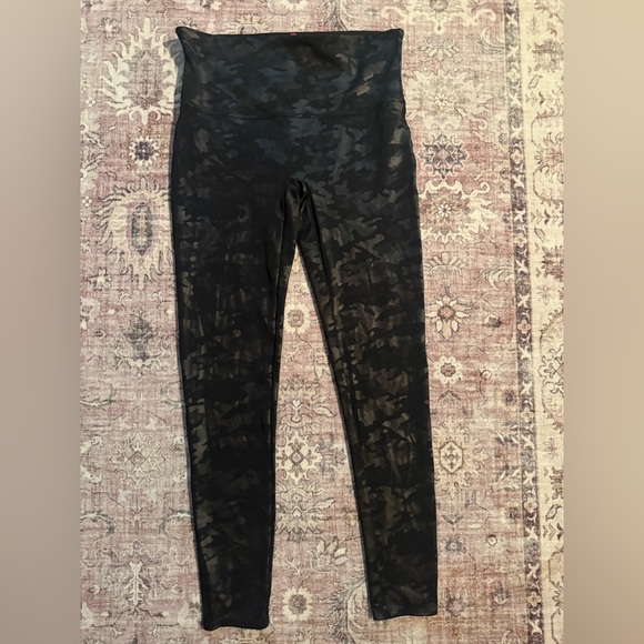 SPANX Pants - SPANX Faux Leather Black Camo Leggings Size‎ XL